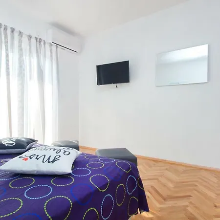 Milena Villa *